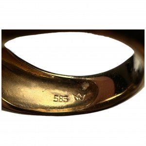 Złoty pierścionek Au 585, waga całości 6.88 gram