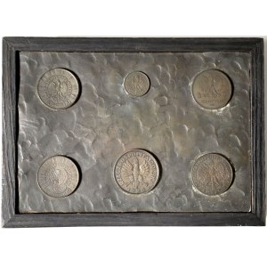 Pudełko z wizerunkami monet II RP na pokrywie