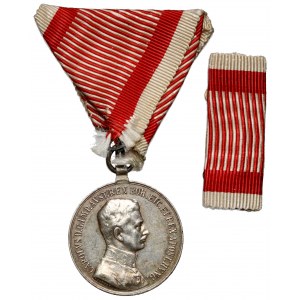 Silberne Tapferkeitsmedaille II. Klasse, Karl, mit Feldspange