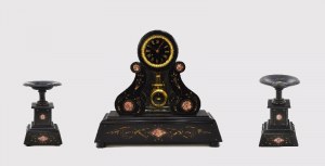 Mantel clock with a pair of decorative platters