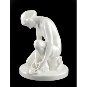 Paul SCHLEY - projekt, wytwórnia: Królewska Manufaktura Porcelany, Figurka klęczącej kobiety z krabem