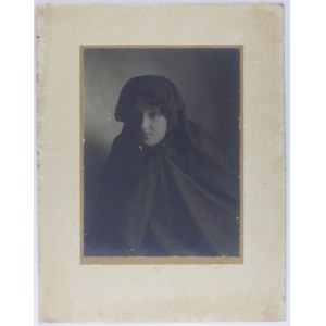 SHEYBAL Stanislaw - Turecká žena. [l. 30. léta 20. století]. Forma fotografie. 29,2x22 cm na podložce. 44,5x34,...