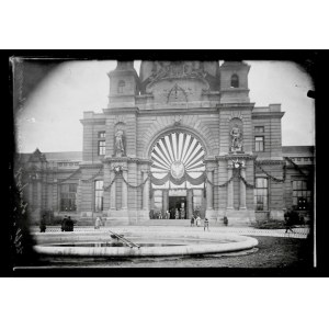 [Dworzec Główny - dekoracja wejścia - fotografia widokowa]. 1927. Negatyw celuloidowy form....