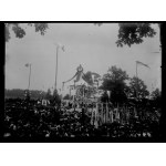 [Církevní slavnost 1 - průvod v ulicích města - situační fotografie]. [počátek 20. století?]....