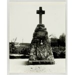 [Cmentarz wojskowy - pomnik ku czci niemieckich żołnierzy poległych w  latach 1914-1915 - fotografia sytuacyjna]...
