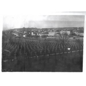 [Vojenský hřbitov v letech 1914-1915 - zobrazit fotografii]. Celuloidový negativ. cca 14,5x18,...