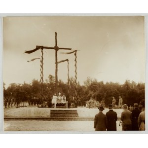 [Cmentarz wojskowy - uroczysta msza w X? 1915 - fotografie sytuacyjne]. [l. 80. XX w.?]...
