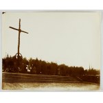 [Vojenský hřbitov - slavnostní bohoslužba v X? 1915 - situační fotografie]. [l. 80. léta?]....