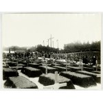 [Cmentarz wojskowy - uroczysta msza w X? 1915 - fotografie sytuacyjne]. [l. 80. XX w.?]...