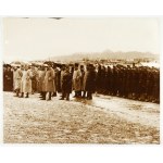 [Vojenský hřbitov - slavnostní bohoslužba v X? 1915 - situační fotografie]. [l. 80. léta?]....