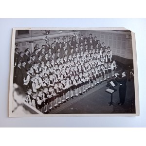 FOTO PRL POZNAŃSKI CHÓR CHŁOPIĘCY I MĘSKI PRZY PAŃSTWOWEJ FILHARMONII, STEFAN STULIGROSZ, UNIWERSYTET POZNAŃSKI KONCERT CAF FOT KONDRACKI 1955 R.