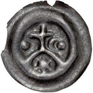 Brakteat guziczkowy II poł. XIII w., Mazowsze?, Kujawy?, koniec XIII w., Av.: Krzyż na łuku, po bokach kropki, z prawej dodatkowo półksiężyc.