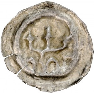 Brakteat guziczkowy II poł. XIII w., nieokreślona dzielnica, Av.: Fragment muru z trzema łukami, nad nimi trzy wieże.