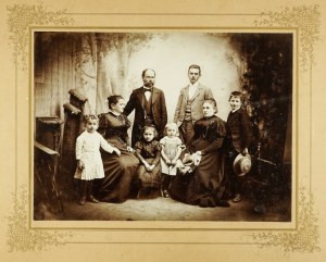 [FOTOGRAFIA pozowana - portret rodzinny]. [nie przed 1897, nie po 1914]. Fotografia form. 17x23,...