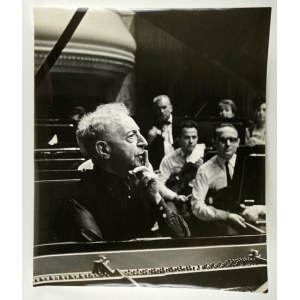 [RUBINSTEIN Artur - fotografia portretowa, sytuacyjna]. [l. 70. XX w.]. Fotografia form. 29x24,...