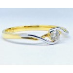 18-karátový diamantový prsteň.