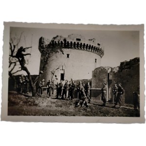 Fotografia wojskowa - żołnierze w koszarach