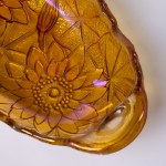 Indiana Glass Company, USA, Patera opalizująca z motywem lilii, wzór #605, lata 70. XX w.