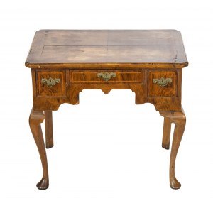 A Queen Anne English writing desk - early 18th century