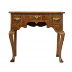 A Queen Anne English writing desk - early 18th century