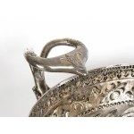 Table with a pair of Peruvian silver two-handled vases - early 20th century