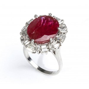 Ruby diamond platinum ring, set with ruby surrounded by diamonds. Round shape composite cut diamond approx. 10.00 ct. Rectangular shape step cut diamonds approx. 2.00 ct, E-F, VVS. US size 7 - IT size 14. Front dimensions 23 x 20 mm. Weight 10.4 g. Item c