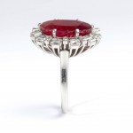 Ruby diamond platinum ring, set with ruby surrounded by diamonds. Round shape composite cut diamond approx. 10.00 ct. Rectangular shape step cut diamonds approx. 2.00 ct, E-F, VVS. US size 7 - IT size 14. Front dimensions 23 x 20 mm. Weight 10.4 g. Item c