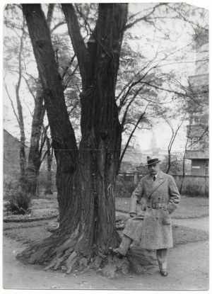 Fotografia Wojciecha Kossaka w ogrodzie 