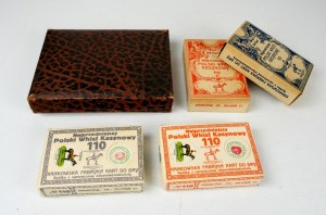 Deux jeux de cartes inutilisés, en cassette, provenant de l'occupation.