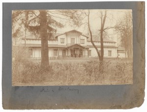 [BRZEŹNICA - widok na dwór Gorczyńskich od frontu - fotografia widokowa]. [ok. 1905]. Fotografia form....