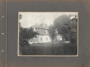 [BRZEŹNICA - pohled na zámek Gorczyńských ze zahrady - pohled na fotografii]. [cca 1905]. Forma fotografie. 12,...