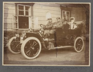 [BRZEŹNICA - państwo w samochodzie na podjeździe dworu Gorczyńskich - fotografia sytuacyjna]. [ok. 1905]...