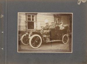 [BRZEŹNICA - państwo w samochodzie na podjeździe dworu Gorczyńskich - fotografia sytuacyjna]. [ok. 1905]...