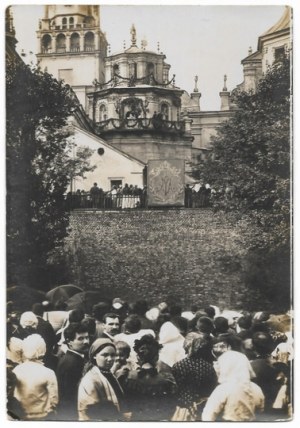 [CZĘSTOCHOWA - pellegrinaggio a Jasna Góra - fotografie di scena]. [inizio XX secolo]. Set di 2 fotografie form....