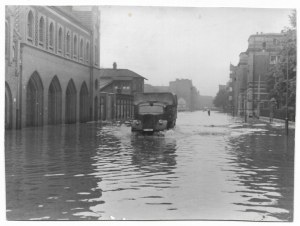 [GLIWICE - záplavy na ulici Wrocławska v oblasti hasičské stanice - situační fotografie]. [1 VI 1940]...