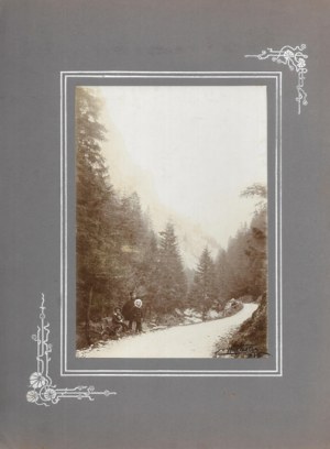 [MOUNTAINS - Tatra Mountains - on a trip - scenic, situational photograph]. [1913]. Photograph form. 16.8x12 cm,...