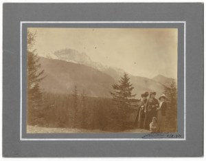 [GÓRY - Tatry, z Giewontem w tle - na wycieczce - fotografia widokowa, sytuacyjna]. [4 V 1914]. Fotografia form....