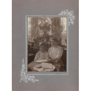 [GÓRY - Zakopane - w domu Roja na Krupówkach - fotografia pozowana]. [15 VII 1914]. Fotografia form. 16,...