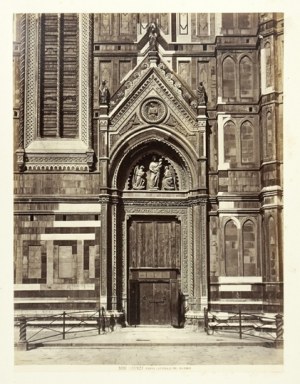 [ITÁLIE - FLORENCIE - boční dveře katedrály Santa Maria del Fiore, Duomo - pohled na fotografii]. [l. 70. léta 19. století]....
