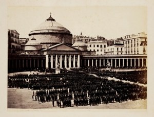 [TALIANSKO - NEAPOL - vojenská prehliadka pred bazilikou San Francesco di Paola - situačná fotografia]. [1860]...