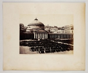 [TALIANSKO - NEAPOL - vojenská prehliadka pred bazilikou San Francesco di Paola - situačná fotografia]. [1860]...