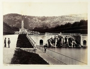 [TALIANSKO - CASERTA, pri Neapole - vodopád fontán v kráľovskom paláci - pohľad na fotografiu]. [60. a 70. roky 19. storočia]....