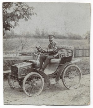 [KRAKOW - homme dans une voiture, dans ou près de la ville - photographie de situation]. [fin 19e/début 20e siècle]....