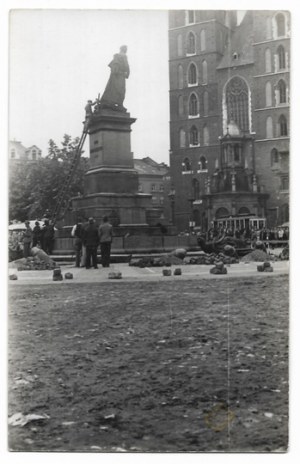 [KRAKOV - demolácia Mickiewiczovho pomníka okupačnými silami - situačné fotografie]. [po 17. auguste 1940]...