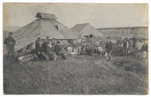 [LWÓW - cantiere di mattoni vicino alla città - fotografia di scena]. [fine anni Venti/inizio anni Trenta]. Forma di cartolina fotografica. 8,...