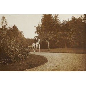 [MOŚCICKI Ignacy - prezydent podczas przejażdżki konnej - fotografia sytuacyjna]. [nie przed 1926]. Fotografia form....