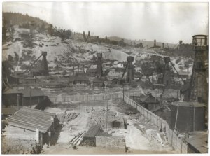 [NAFTA - Boryslavská kotlina - celkový pohľad na šachty ropných baní - situačná fotografia]. [l. 1920]....