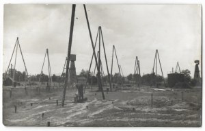 [ALENA - Bassin de Boryslav - vue générale des puits de mine de pétrole - vue photographique]. [l. 1920s]....