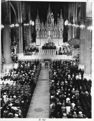 [PADEREWSKI Ignacy Jan - Pohřební mše v New Yorku - situační fotografie]. [VII 1941]. Formulář fotografie. 24,8x18,...