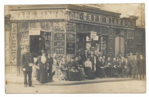 [PARÍŽ - zákazníci pred jednou z Biardových parížskych kaviarní - situačná fotografia]. [nie po roku 1906]...